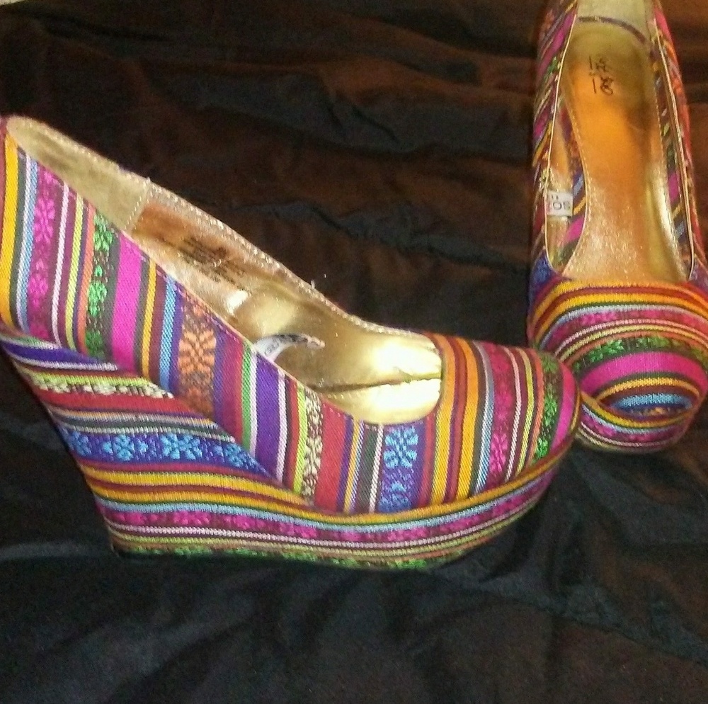 Tribal print wedge 8 1/2 Massimo